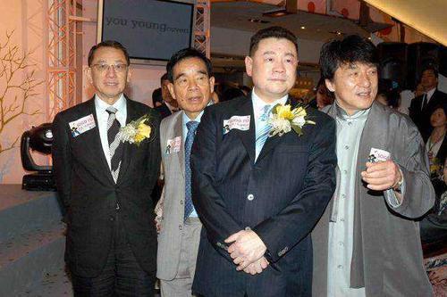 他比李嘉诚还狠！国内分红300亿不交一分税，跑