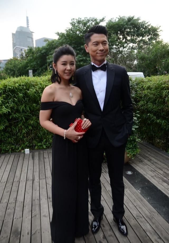 她15岁就出道，嫁相恋7年男友后淡出圈，男友成视帝把她宠成公主