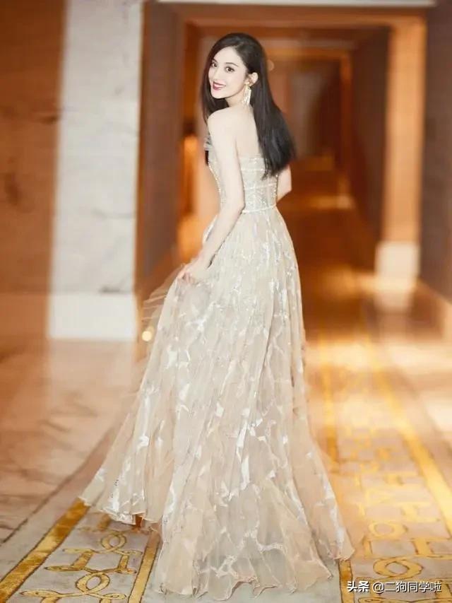 古力娜扎放飞自我？新戏开机脸圆发福明显，与