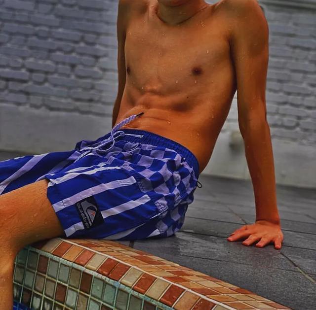 张柏芝晒俩儿子游泳健身，13岁Lucas练出腹肌，颜值身材不输爸爸