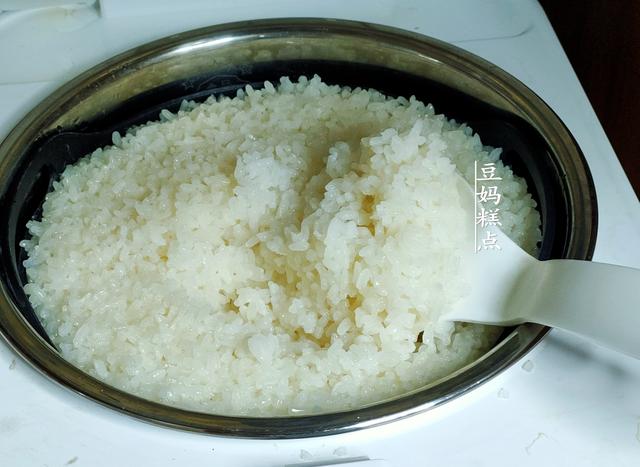 糯米糍粑，2碗糯米简单一蒸，逆天美味！从小到大20多年没吃够