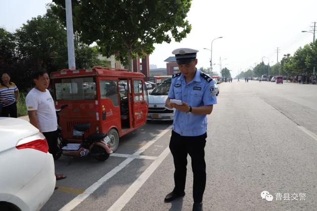 菏澤曹縣：路邊車輛統統被“貼條”，陪考家長有話說