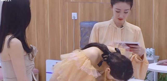 张萌要请许飞演戏，不顾朋友的忠告，万茜和吴