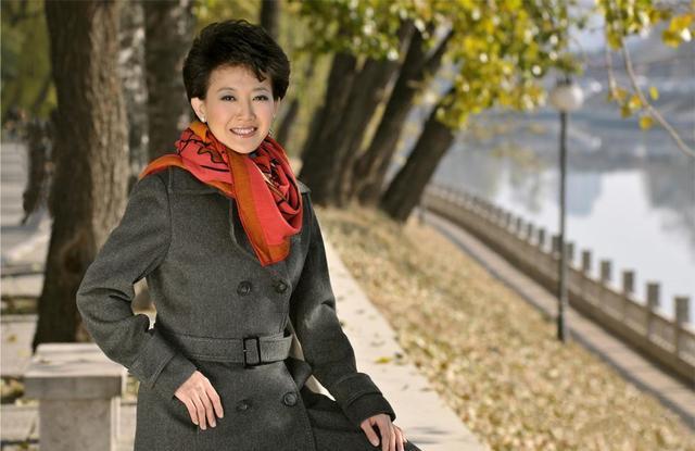 她是央视知名女主播，年近50至今未结婚，独享一
