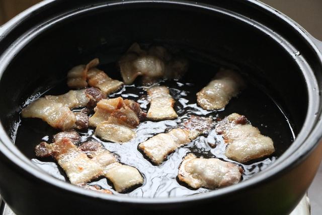 土豆搭配五花肉，做出香軟可口，綿軟多汁的美食，下飯又解饞