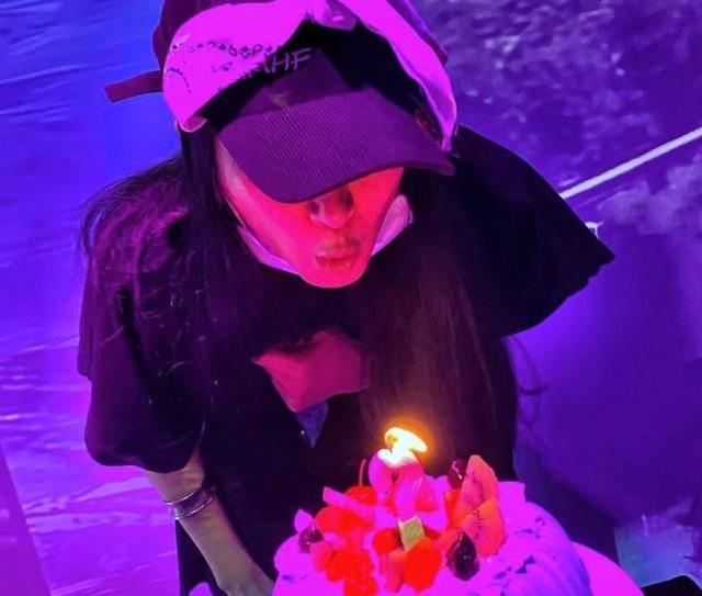 郑元畅声明喜欢女生后，绯闻女友黑正妹庆生，