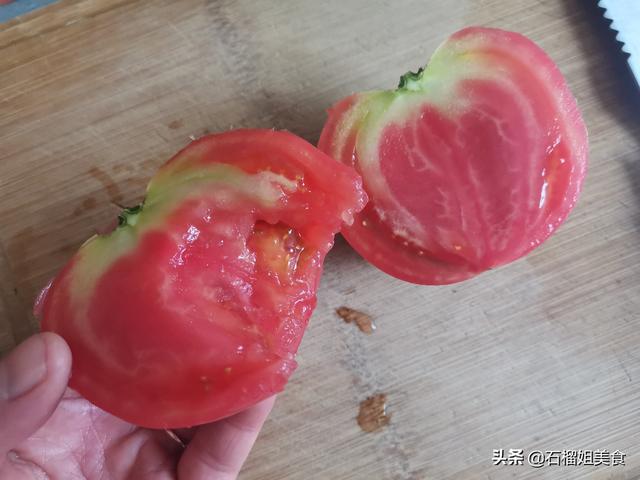买西红柿时别只看颜色，记住3个小技巧，保你挑的西红柿沙甜多汁
