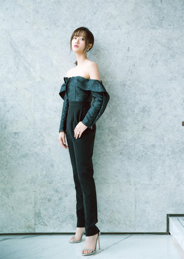 被蓝盈莹美到了，《浪姐》初舞台好惊艳，私服