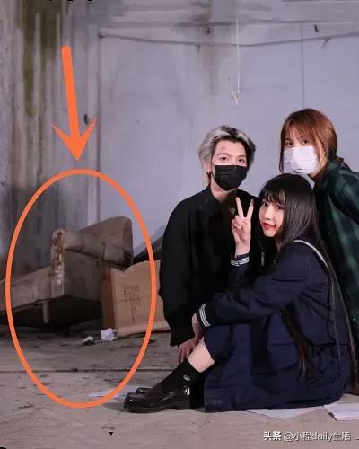 七鹤大人拍十宗罪作品，不料却被“现场环境”抢镜，真不会挑地方