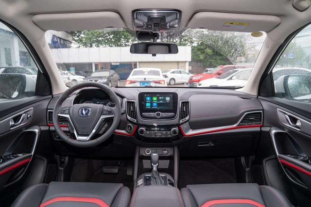 长安这台热销SUV，8.29万就配1.5T，油耗一公里3毛7，很得国人心