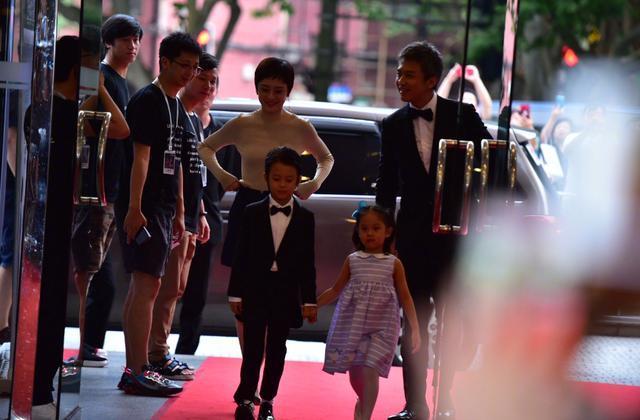 孙俪罕带儿女出席活动！搂怀里防跟拍显霸气，等等身高到妈妈肩膀