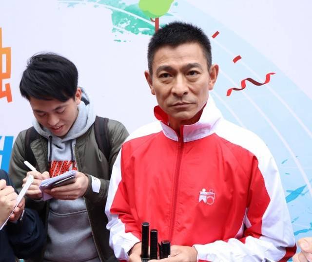 「误发」59岁刘德华误发显老生图秒删 重发美颜照展最美好的男神一面