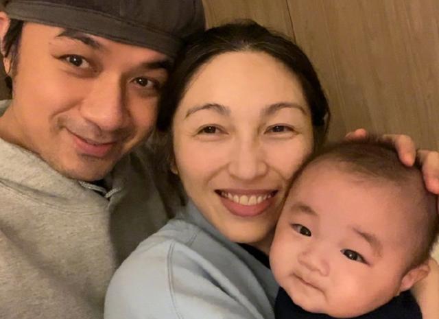 古巨基升级当爸，儿子发育得很健壮，52岁妻子生完孩子后却很沧桑