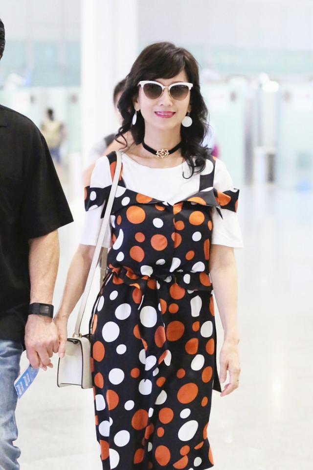 赵雅芝这么大岁数还穿的像个孩子，与老公撒陈年狗粮，真享福