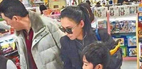 三胎生父只是工具人？张柏芝凌晨点赞情敌王菲，难道她还爱谢霆锋