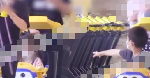 嗯哼兄妹一起买玩具，回头照顾妹妹很贴心，清爽板寸帅气十足