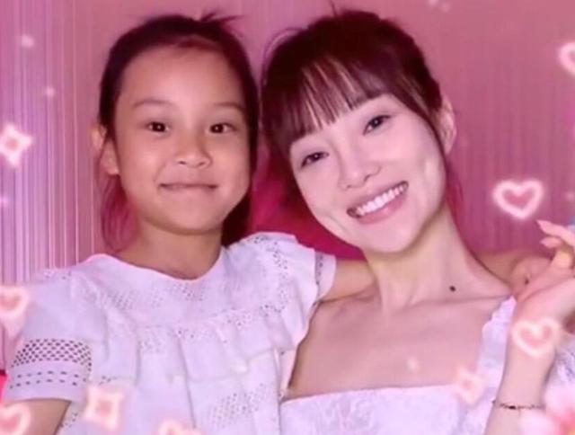 李小璐晒甜馨近照，黑到差点认不出，网友：只给自己开美白滤镜？