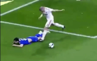 这种犯规，到底算不算故意伤人？韦世豪恶意犯规大起底