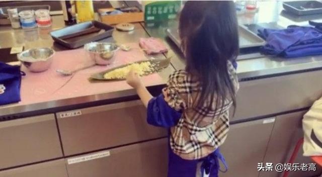 方媛母女包粽子，三岁郭咏希露正面超可爱，童装价格曝光尽显富贵