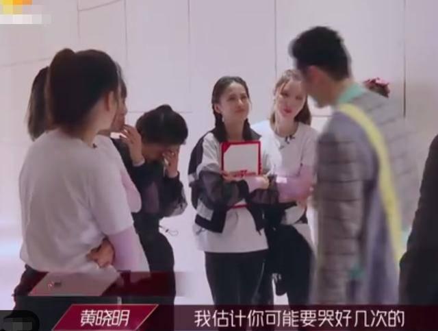 丁当遇黄圣依难做队长，四个“我觉得”败坏观众缘，贵妇气息浓郁