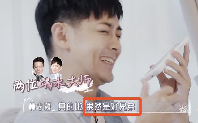 贾静雯一家四口包场请好友看电影，霍建华疑带女儿同行变超级奶爸