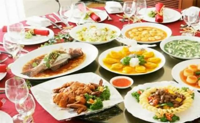 准公婆请我爸妈吃饭，爸老踢我，我假装捡筷子，一看我愣住了