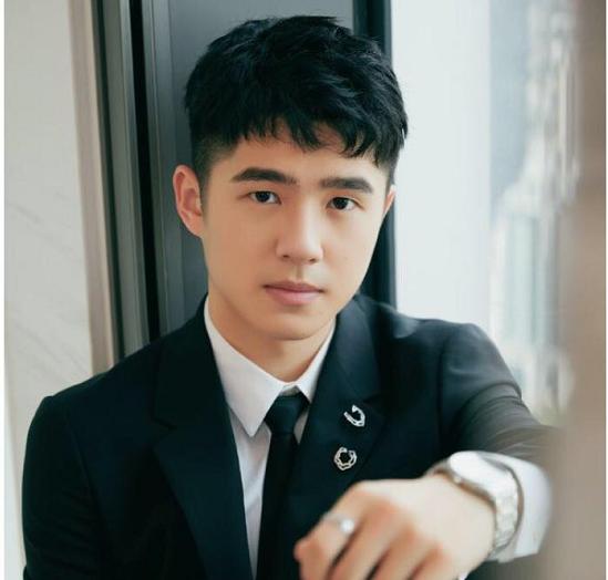 张雪迎和刘昊然晒中戏毕业证，北影学霸关晓彤