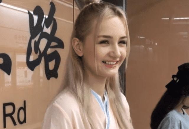 英国美女穿着汉服坐地铁，旁边的人都看呆了：