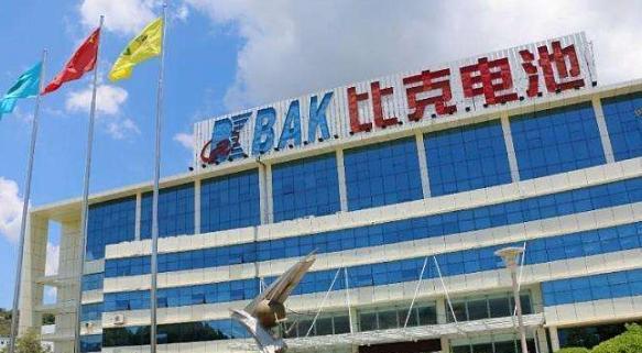 706km续航的小鹏P7只要25万！蔚来又着火了？