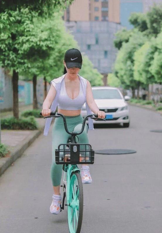 喜欢运动的女生，这样穿搭是否很“跑风”？