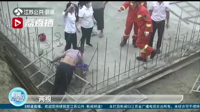 情况万分危急！工人不慎被钢筋穿透 消防员紧急救援