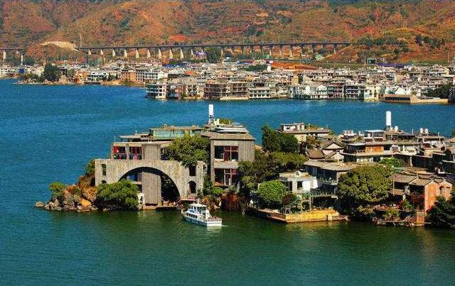 杨丽萍：价值3000万的别墅“月亮宫”，鲁豫曾前往探访直言：想住