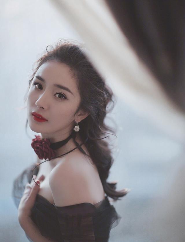 杨幂拍摄现场心情沮丧，神色凝重看手机对助理