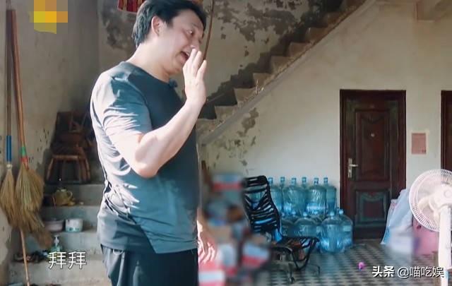 黄磊蹲下来主动抱农村小孩，谁注意小孩下意识反应？肢体骗不了人