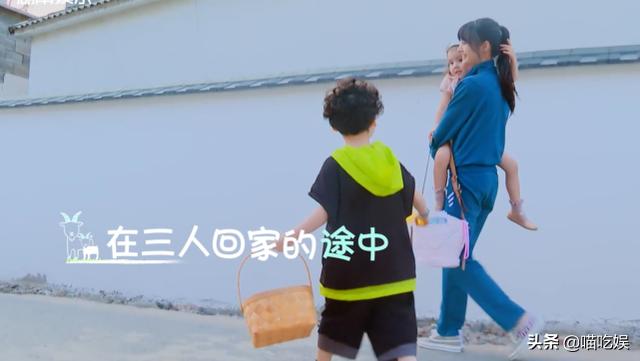 郑爽农村抱孩子坐三轮车，谁注意她把孩子放哪