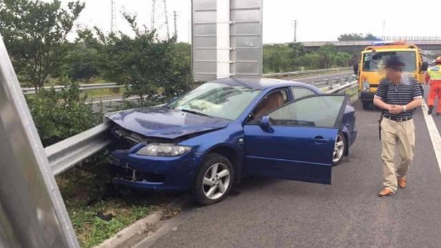 高速行车，前方车辆紧急刹车，自己该撞上去还
