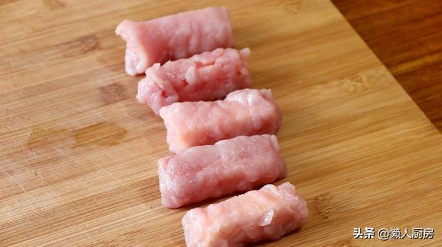 猪肉敲成薄片，包上一大块芝士，表皮金黄酥脆，咬上一口会爆浆