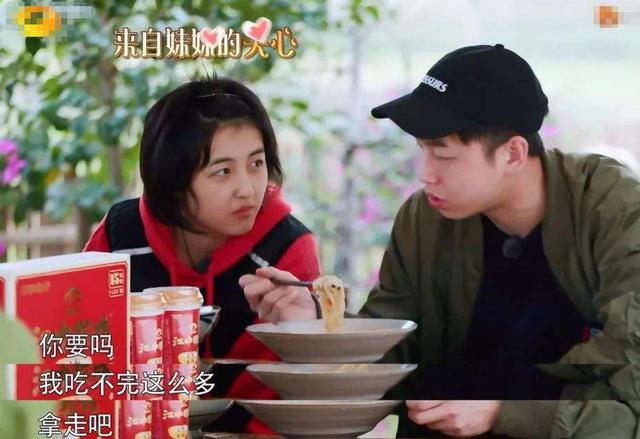 张子枫上节目只顾学习，看清卷子，真学假学一