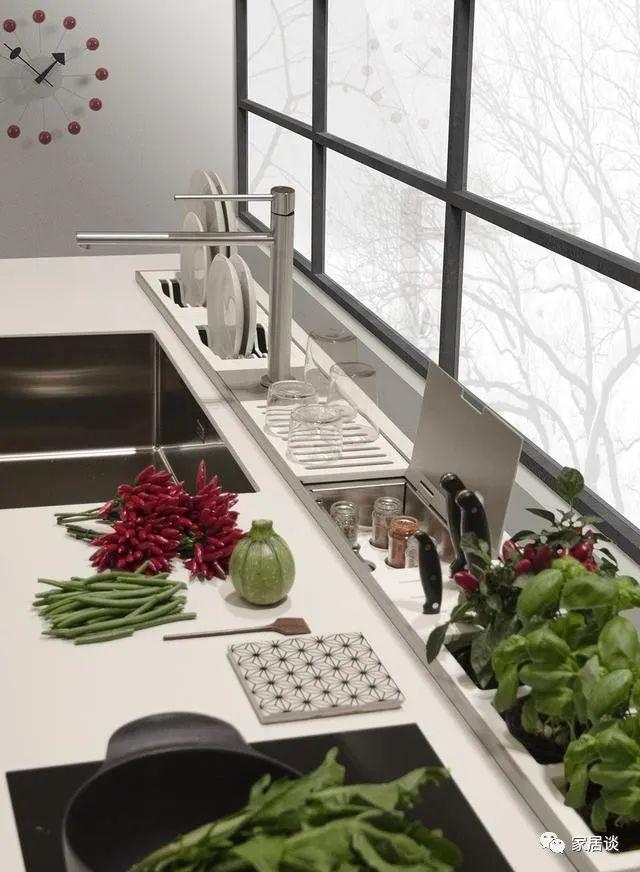 别在墙上装挂钩了，厨房台面加宽10公分打暗格，收纳翻倍超实用！