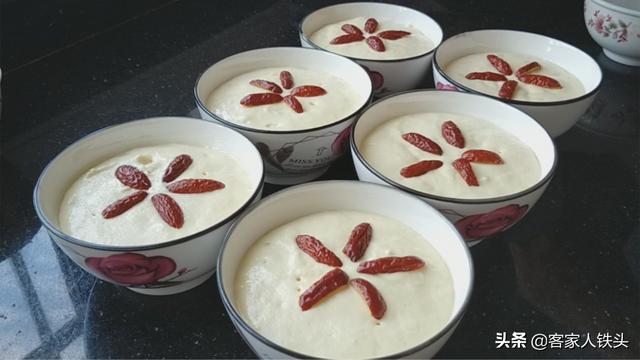 面粉中打入3个鸡蛋，筷子一搅装6碗，早餐一人吃一碗，简单营养