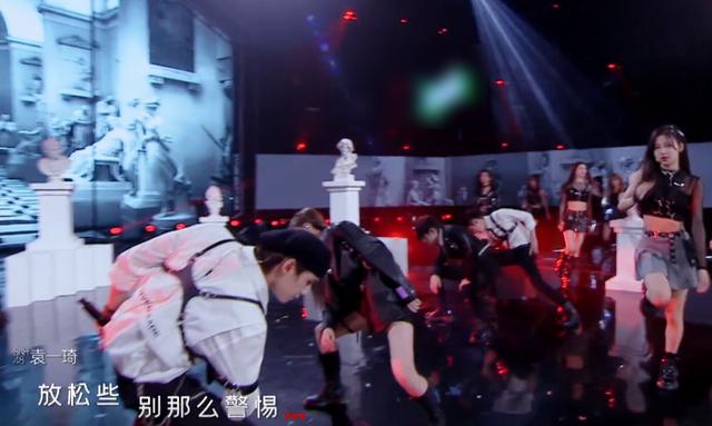 杨超越的点子被《炙热》启用，不同组合并肩作