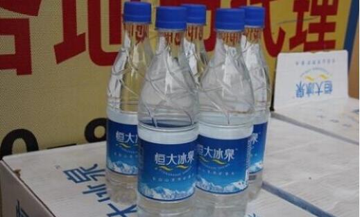 该瓶装水品牌怒砸60亿，怎料知名集团都\"带