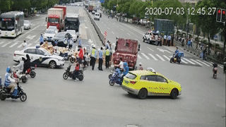 『好致』货车门没关好致千余箱茅台掉落 网友：估计马路都醉了