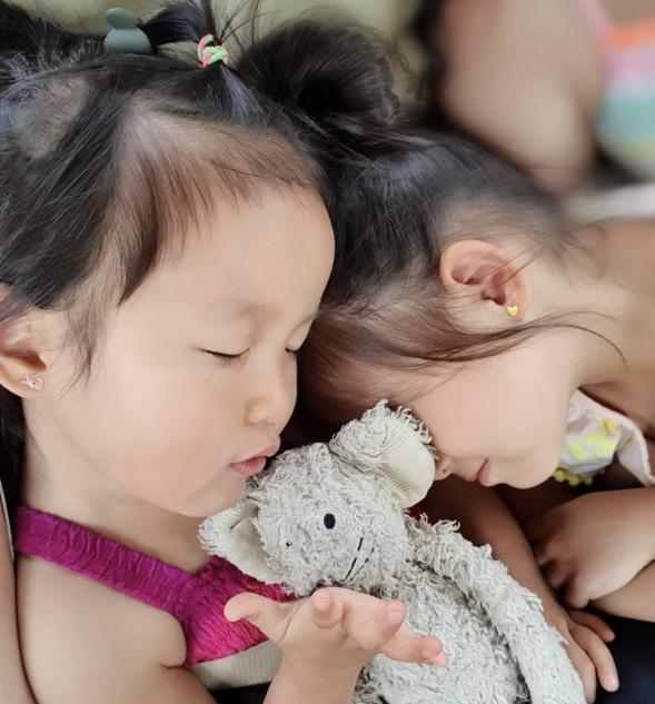 海洋馆成明星家庭旅游胜地，昆凌带儿女现身打卡，海瑟薇初成长