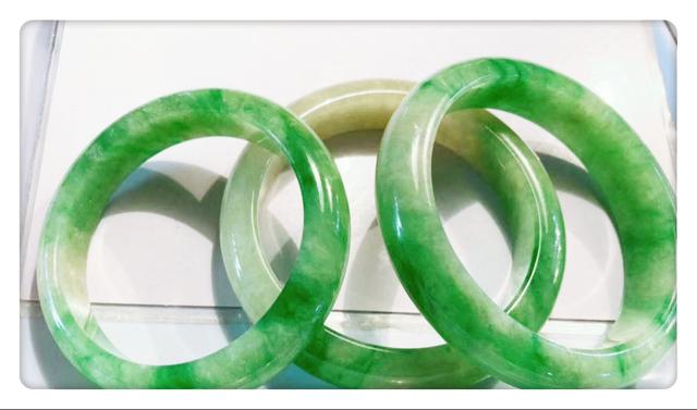 翡翠手镯到底佩戴在左手好还是右手好如果戴不好还不如不戴