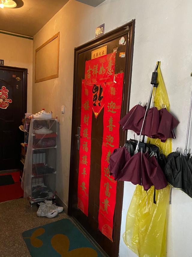 杭州53岁女子失踪已半月，11岁女儿很想妈妈，小区居民称系再婚夫妻，曾听说他们因分配拆迁房争吵