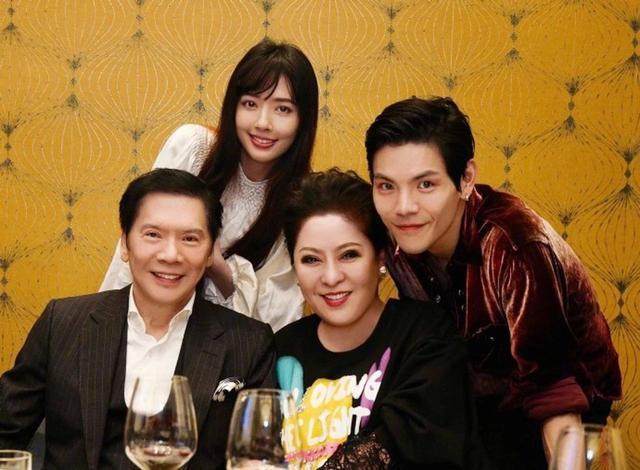 被曝怀孕六个月！著名女星罕见晒近照惹热议：网民直指刻意遮孕肚