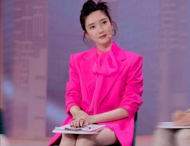 20岁|江疏影20岁军训旧照状态曝光 脚踝纤细比旁人白两度