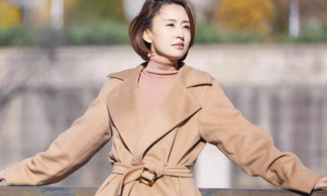 央视主持人张蕾这么很优秀，为什么却愿意嫁给一个五十多岁的呢？