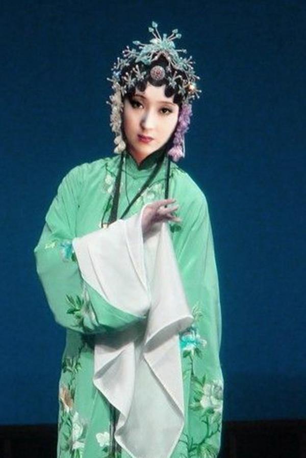 87红楼梦：陈晓旭罕见“铜钱头”戏装，比蒋梦婕好看多了